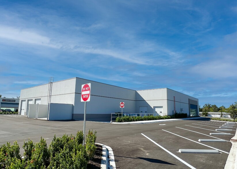 6935 E 15th St, Sarasota, FL à louer - Photo du bâtiment - Image 3 de 6