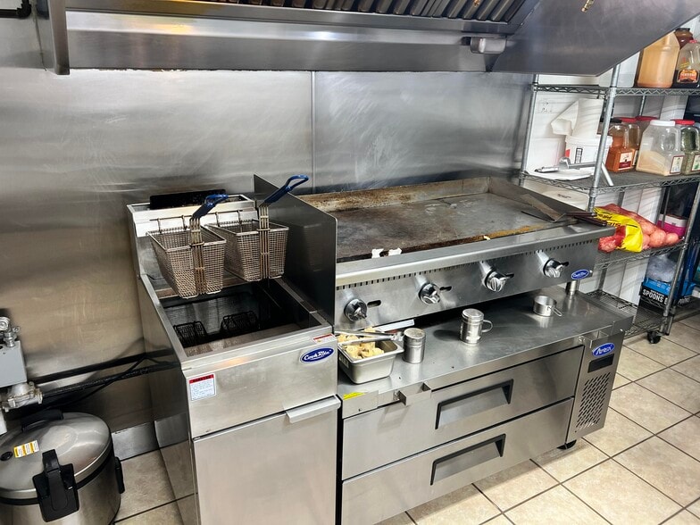 107 N Church St, Selma, NC for lease - Building Photo - Image 3 of 6