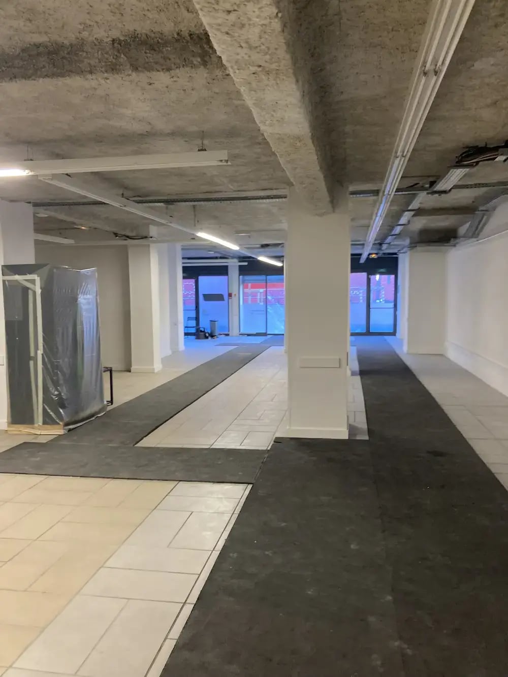 Retail in Nice for lease Interior Photo- Image 1 of 2