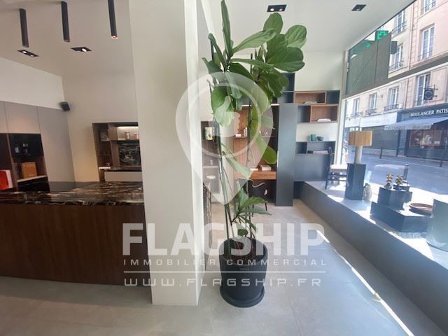 Retail in Saint-Germain-en-Laye for lease - Building Photo - Image 2 of 8