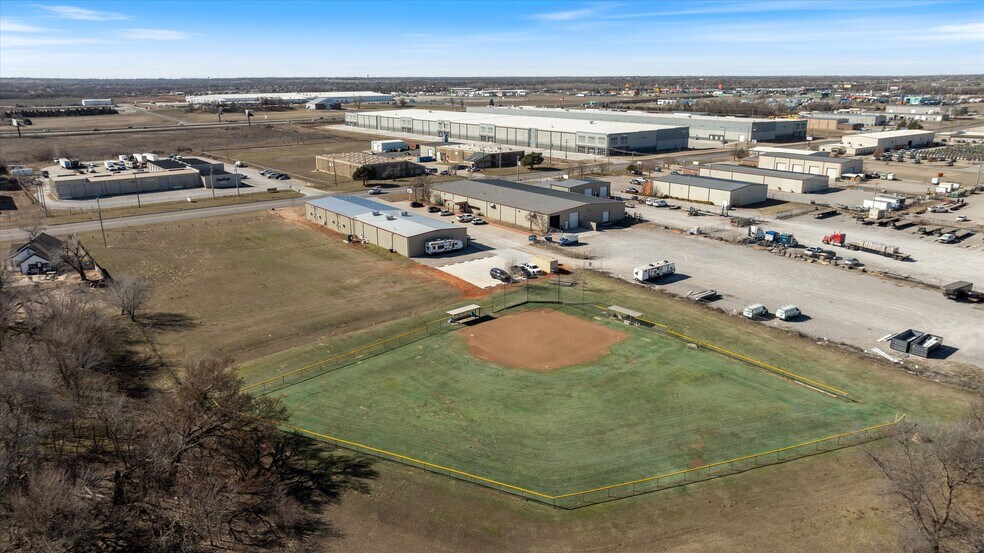 9315 W Reno Ave, Oklahoma City, OK à louer - Photo du bâtiment - Image 3 de 9