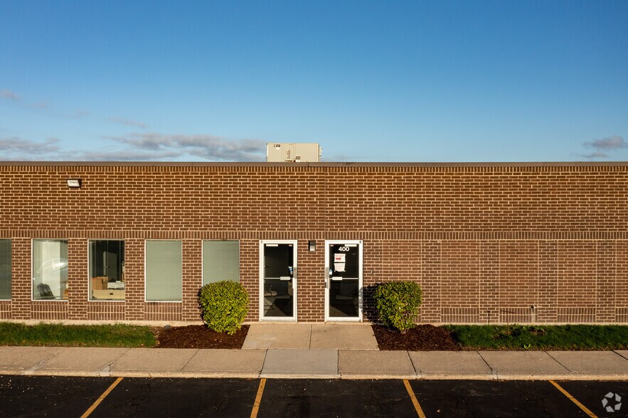 400-420 Eisenhower Ln N, Lombard, IL à louer - Photo du bâtiment - Image 2 de 3