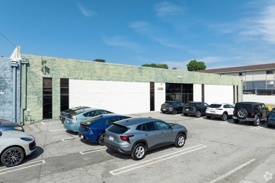 8411-8421 Canoga Ave, Canoga Park, CA for lease - Building Photo - Image 2 of 10
