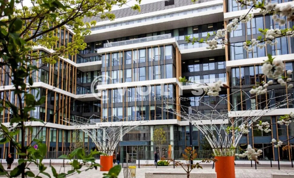 2 Avenue De La Gare, Montigny-le-Bretonneux à louer - Photo du bâtiment - Image 2 de 6