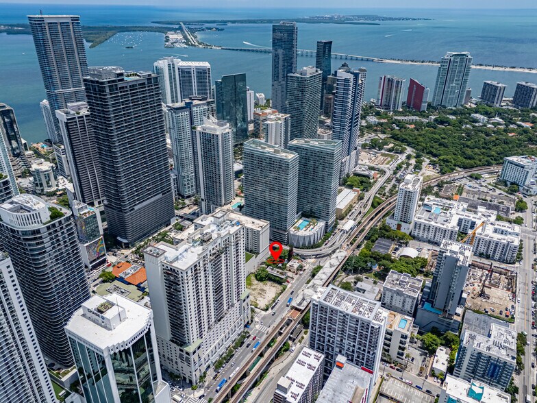 75 SW 11th St, Miami, FL à vendre - Photo du bâtiment - Image 1 de 4