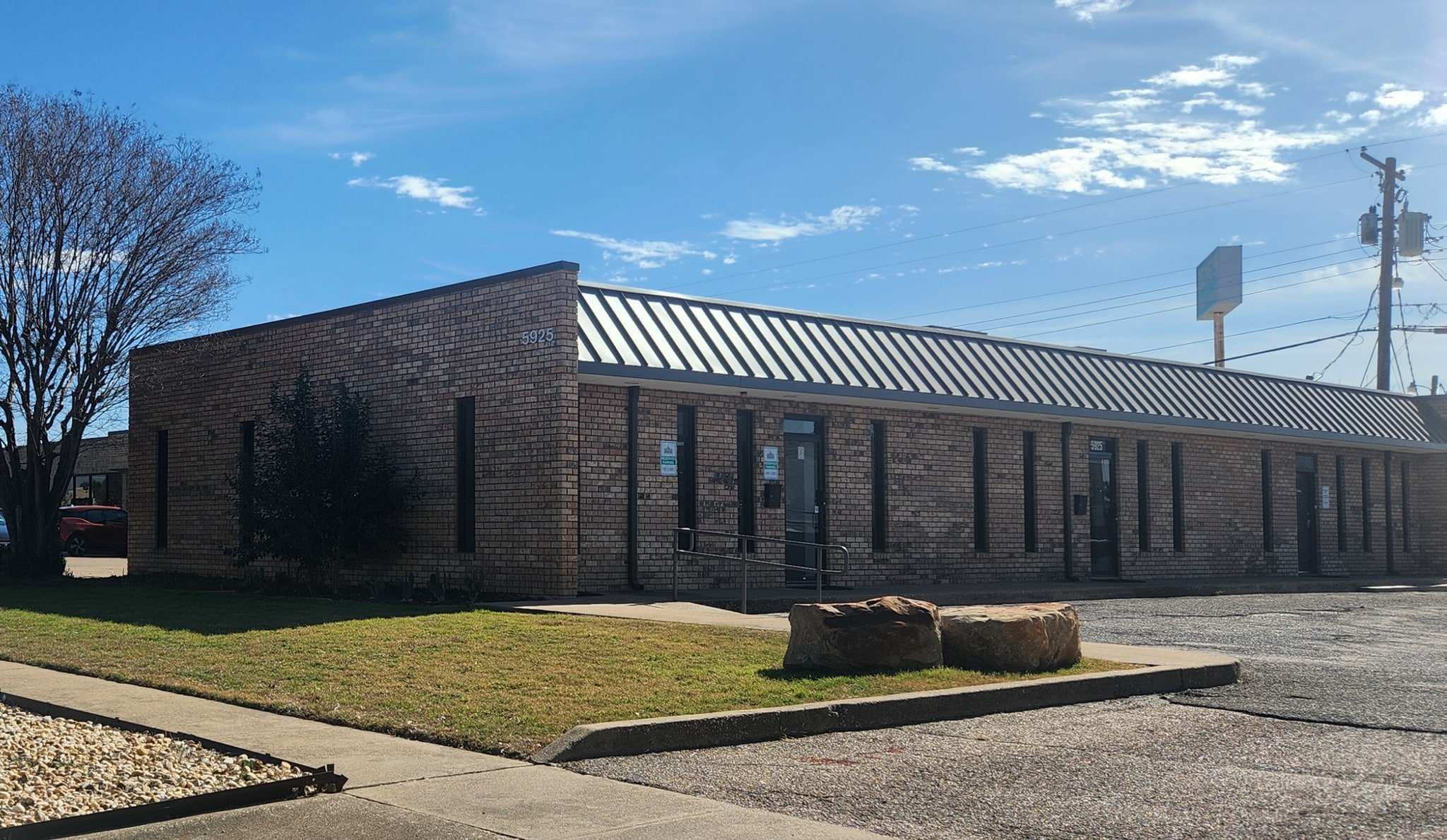 5925 Lovell Ave, Fort Worth, TX for lease Primary Photo- Image 1 of 3