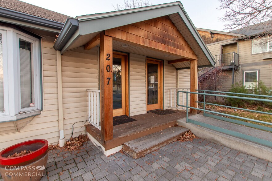 207 NW 6th St, Redmond, OR à vendre - Photo du bâtiment - Image 3 de 12