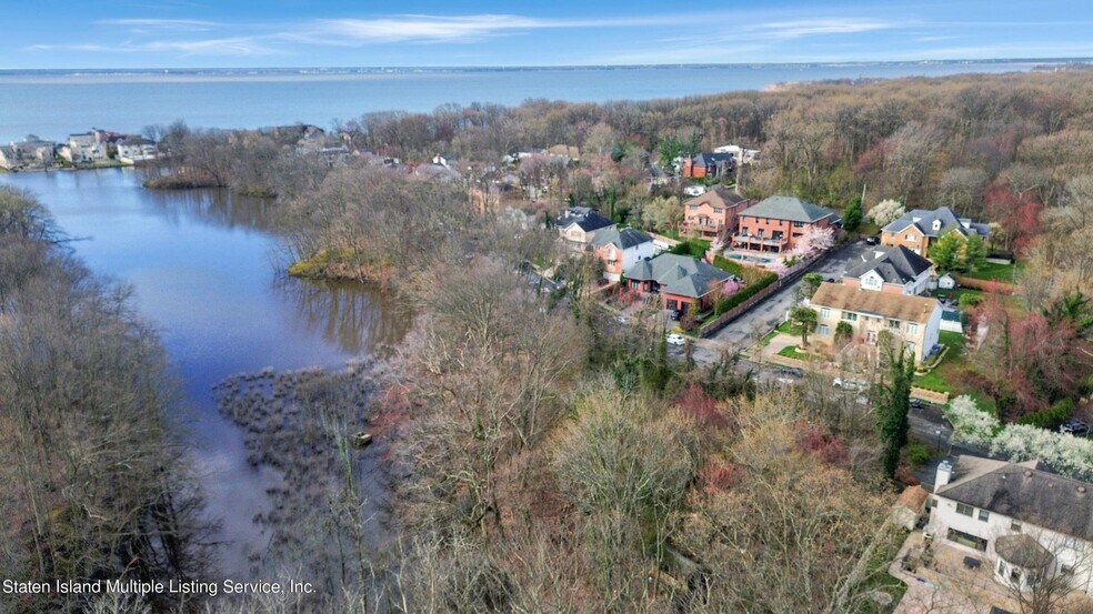 381 ARBUTUS AVE Arbutus Ave, Staten Island, NY à vendre - Photo du bâtiment - Image 3 de 9