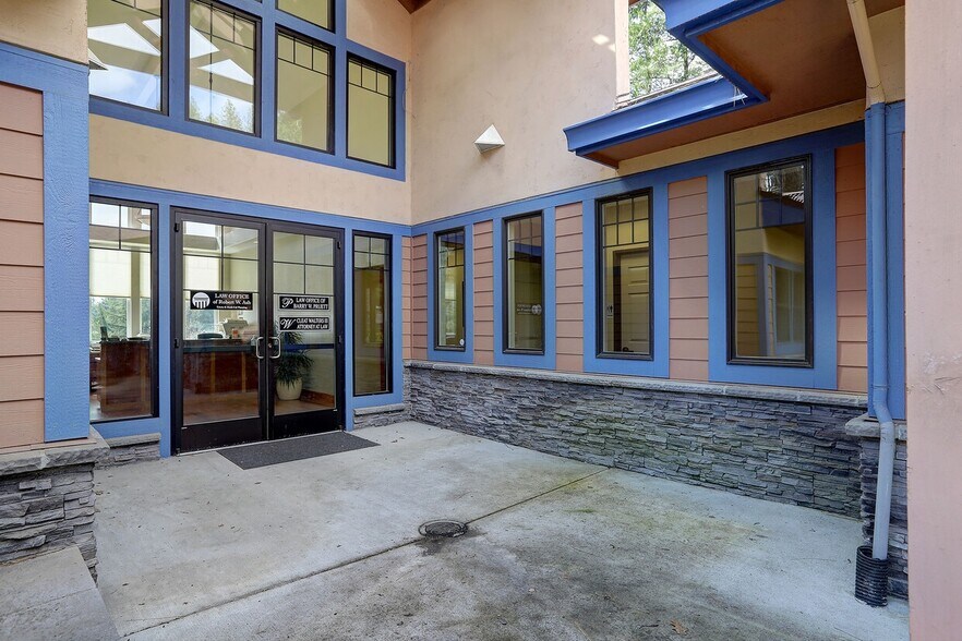 1740 E Main St, Grass Valley, CA à louer - Photo du bâtiment - Image 3 de 26