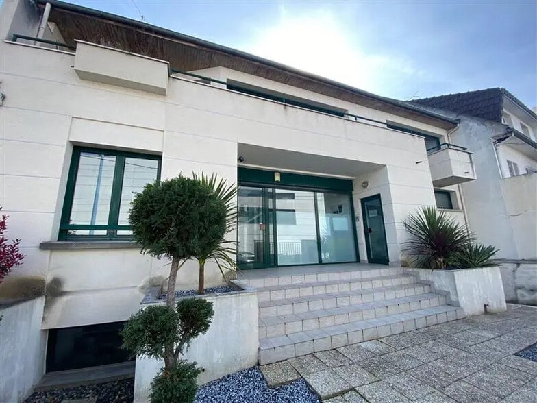 Office in Bobigny for lease - Building Photo - Image 1 of 12