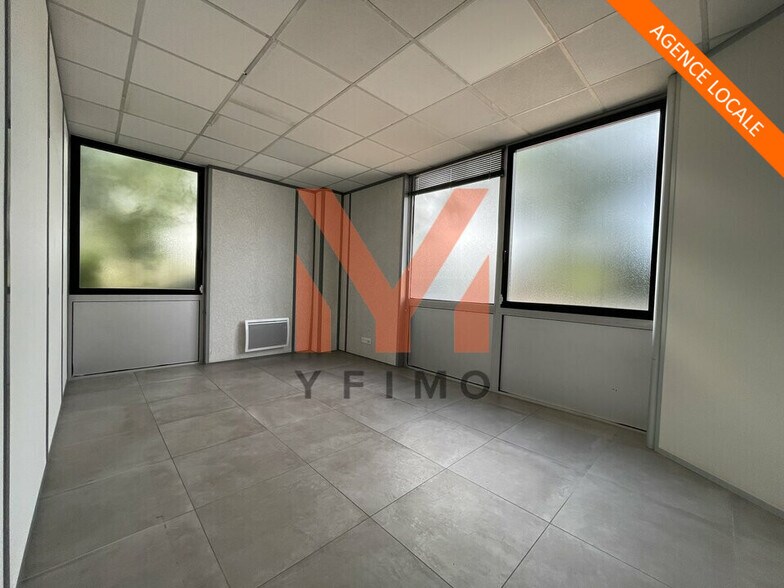 Flex in Bouafle for lease - Interior Photo - Image 3 of 6