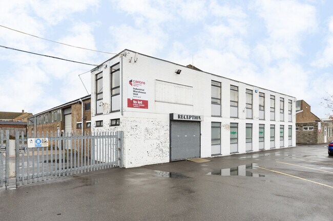 Plus de détails pour Tribune Dr, Sittingbourne - Industriel à louer