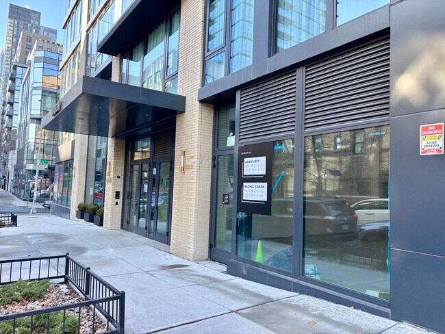 Plus de détails pour 23-17 41st Ave, Long Island City, NY - Commerce de détail à louer