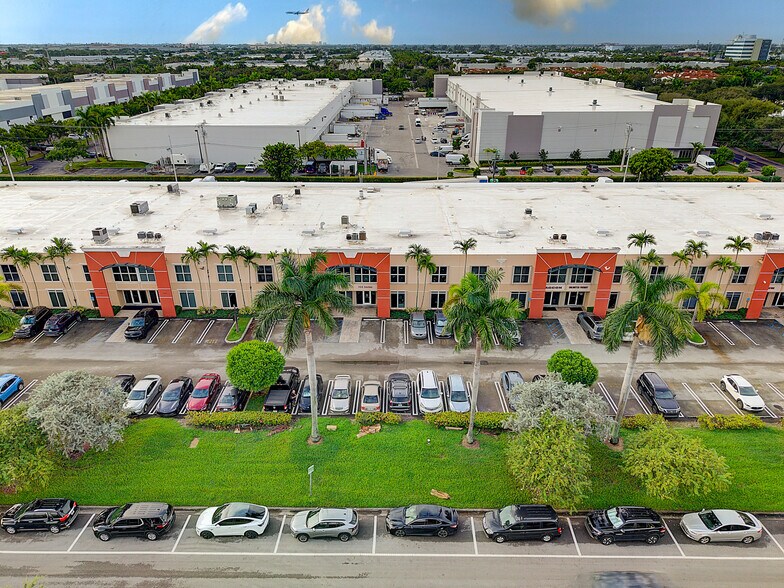 8200-8358 NW 30th Ter, Doral, FL à louer - Photo du bâtiment - Image 3 de 63