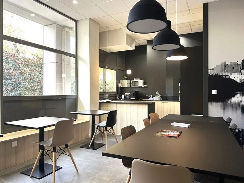 Office in Villeurbanne for lease - Interior Photo - Image 2 of 7