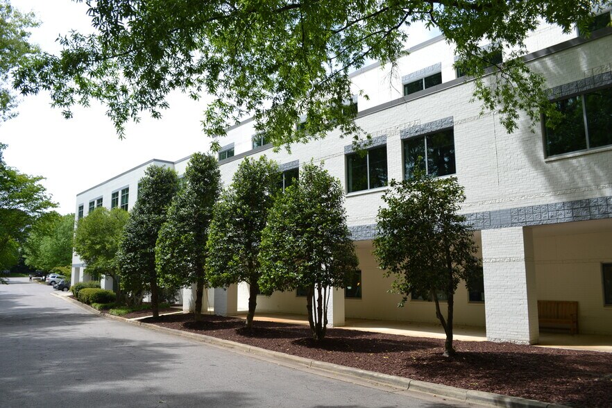 105 SW Cary Pky, Cary, NC à louer - Photo du bâtiment - Image 3 de 23