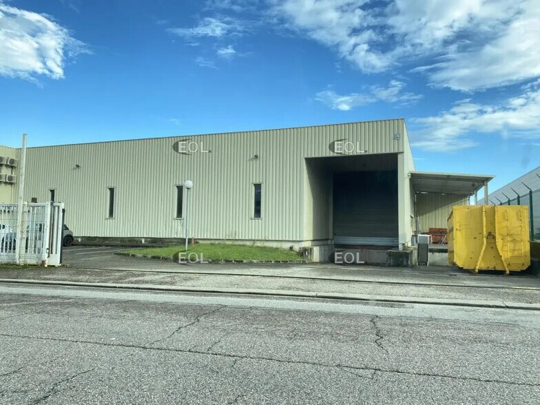 Industrial in Genas for lease - Building Photo - Image 2 of 19