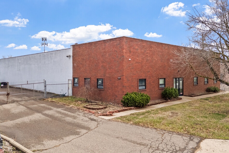24400 Capitol St, Redford Township, MI for sale - Building Photo - Image 2 of 11