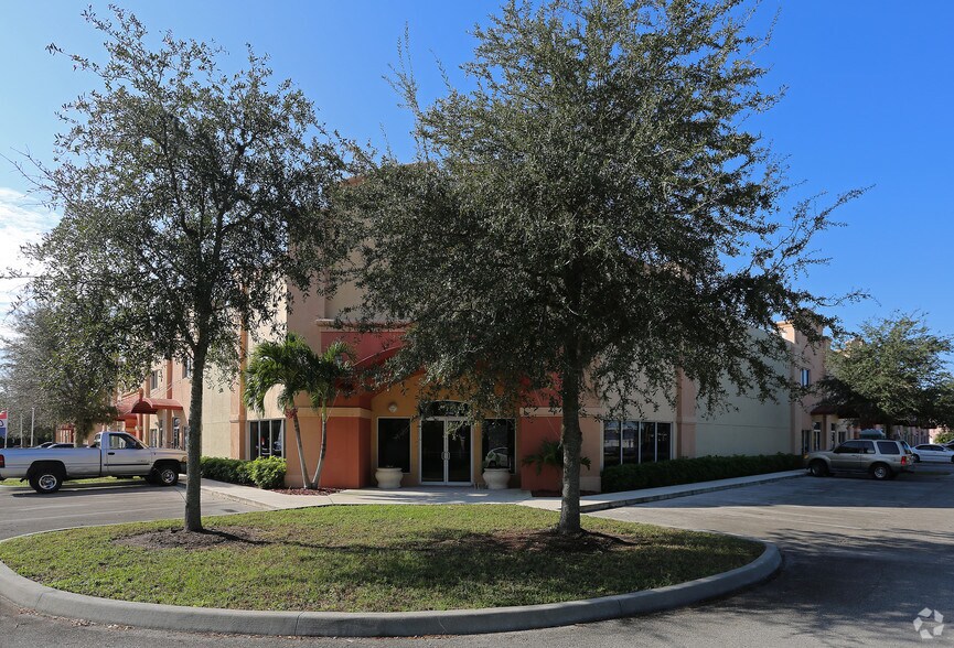 801-893 Kings Hwy, Fort Pierce, FL à louer - Photo du bâtiment - Image 2 de 40