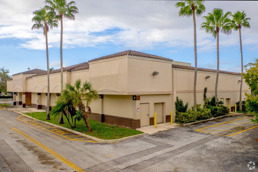 2301 N University Dr, Sunrise, FL à vendre - Photo du bâtiment - Image 3 de 7