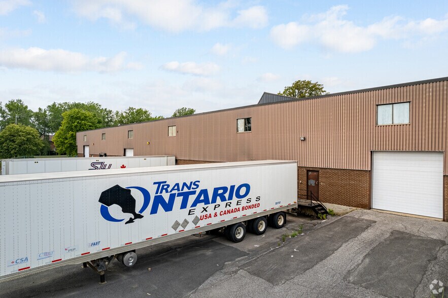 2044 Rue de la Province, Longueuil, QC à louer - Photo du bâtiment - Image 2 de 3