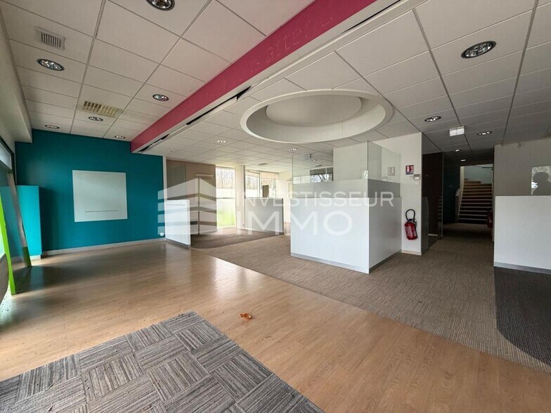 Retail in Torcy for lease - Building Photo - Image 1 of 6