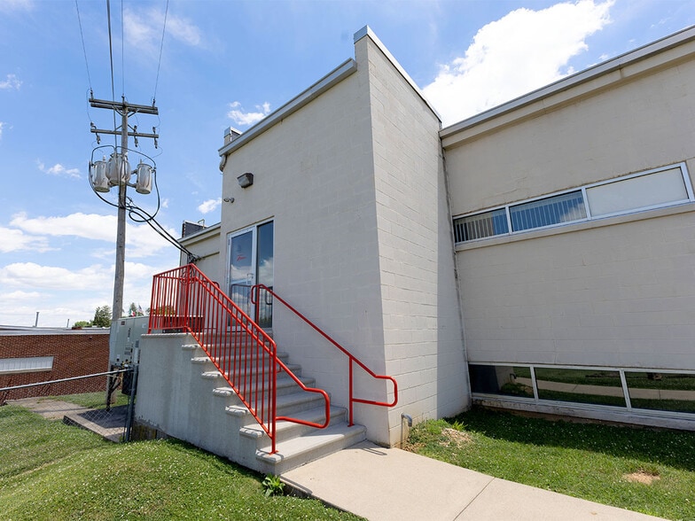 3151 W Market St, York, PA for lease - Building Photo - Image 3 of 7