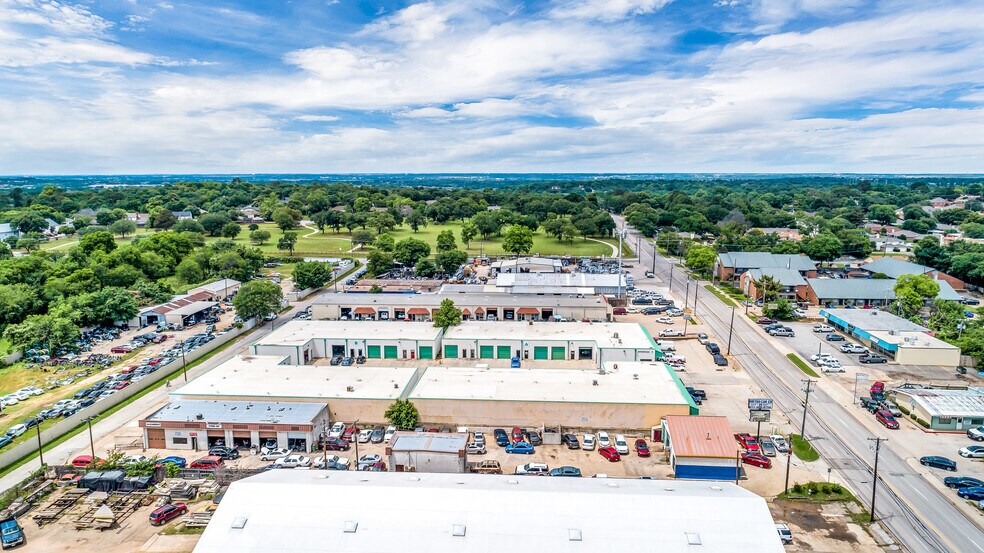 400 N Bowen Rd, Arlington, TX à louer - Photo du bâtiment - Image 2 de 6