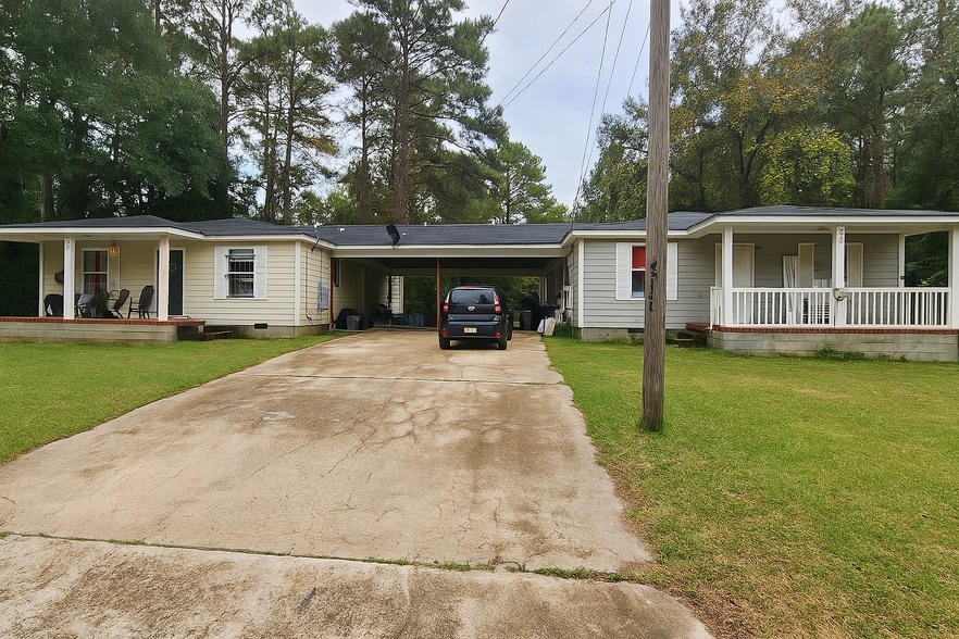 Six Apartments in Albany GA portfolio of 3 properties for sale on LoopNet.ca - Building Photo - Image 2 of 8