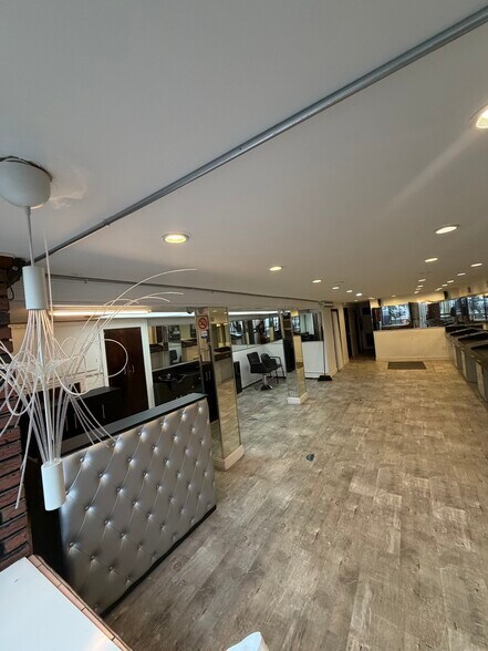 7508 Metropolitan Ave, Middle Village, NY à louer - Photo du bâtiment - Image 3 de 18