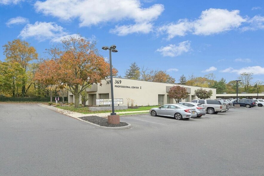 369 E Main St, East Islip, NY à vendre - Photo du bâtiment - Image 2 de 21