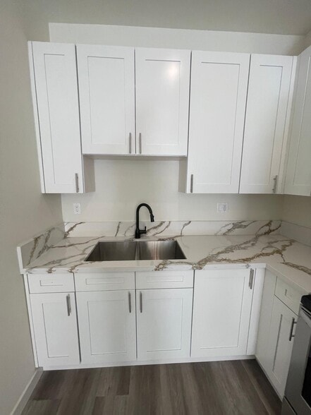 4546 W 17th St, Los Angeles, CA for sale - Building Photo - Image 2 of 32