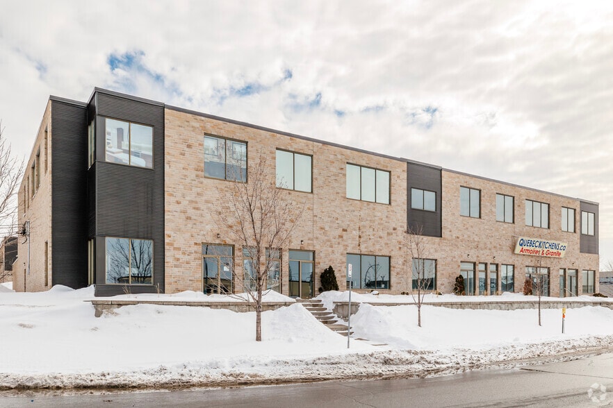 310-350 Rue Ness, Montréal, QC for lease - Building Photo - Image 2 of 4