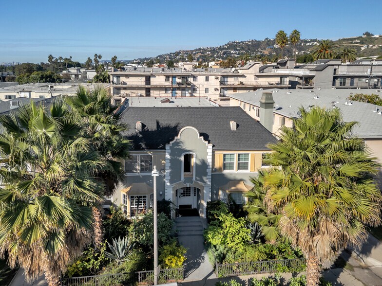 1331 N Alta Vista Blvd, Los Angeles, CA à vendre - Photo du bâtiment - Image 2 de 11