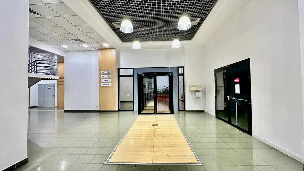 Bureau dans Saint-Ouen-sur-Seine à louer - Photo du bâtiment - Image 2 de 16