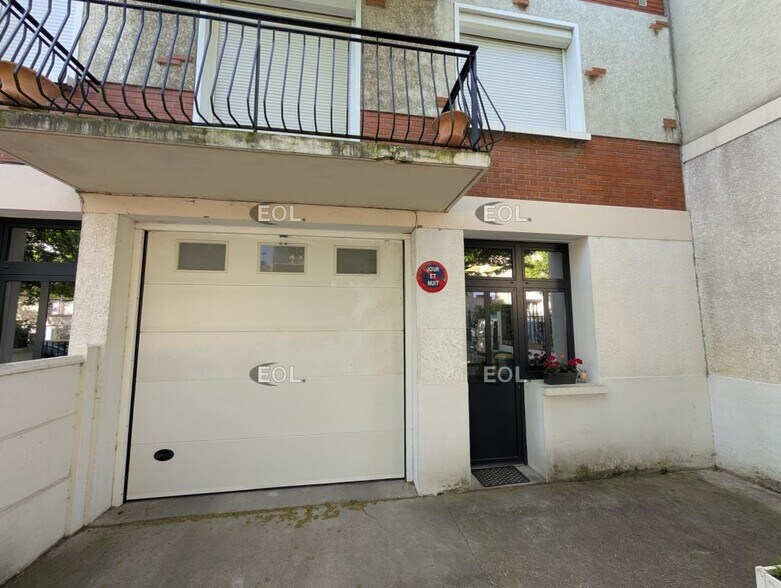 Flex in Vitry Sur Seine for sale - Building Photo - Image 2 of 13