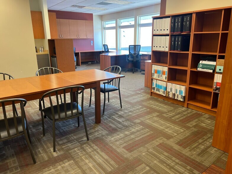 215 N 2nd St, River Falls, WI à louer - Photo du bâtiment - Image 3 de 8