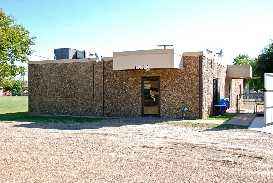 606 Pioneer Rd, Mesquite, TX à vendre - Photo du bâtiment - Image 2 de 8