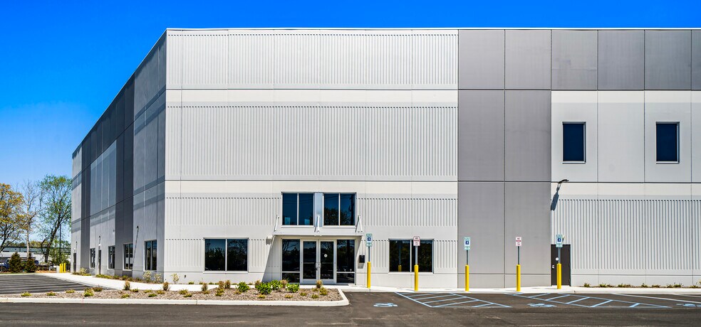 4865 Veterans Memorial Hwy, Holbrook, NY à louer - Photo du bâtiment - Image 3 de 8