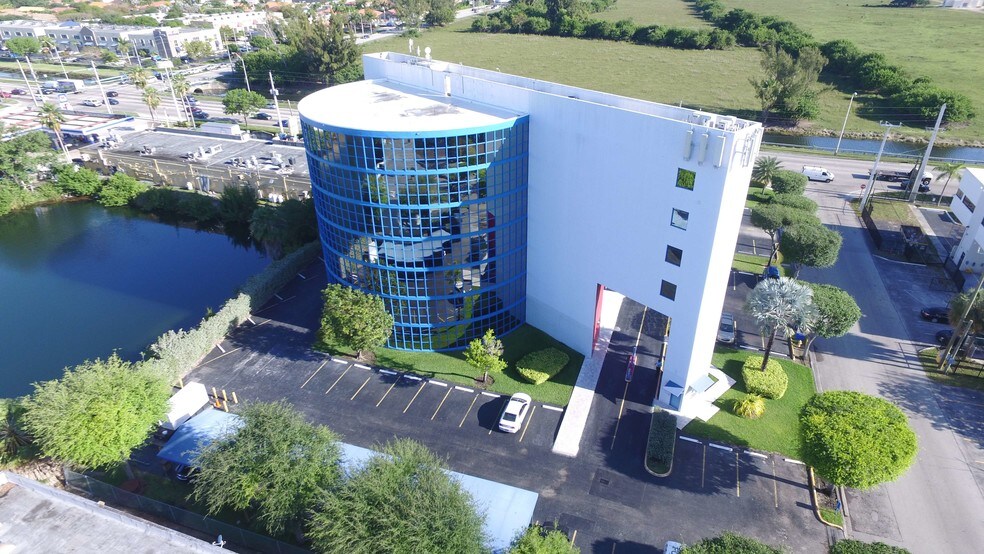 9600 NW 25th St, Miami, FL à louer - Photo du bâtiment - Image 3 de 5