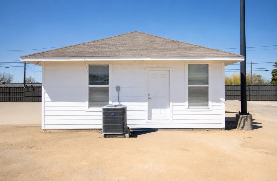 2618 Bomar Ave, Dallas, TX for lease - Building Photo - Image 2 of 16