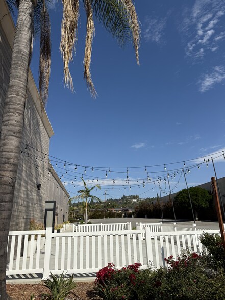 651 W Whittier Blvd, La Habra, CA à louer - Photo du bâtiment - Image 2 de 5