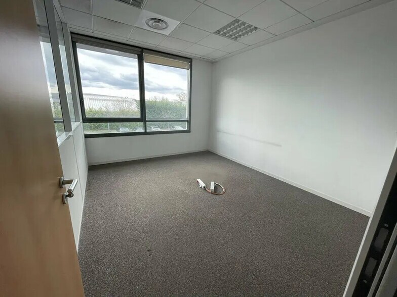 Office in CHAMPAGNE-AU-MONT-D'OR for lease - Interior Photo - Image 3 of 12