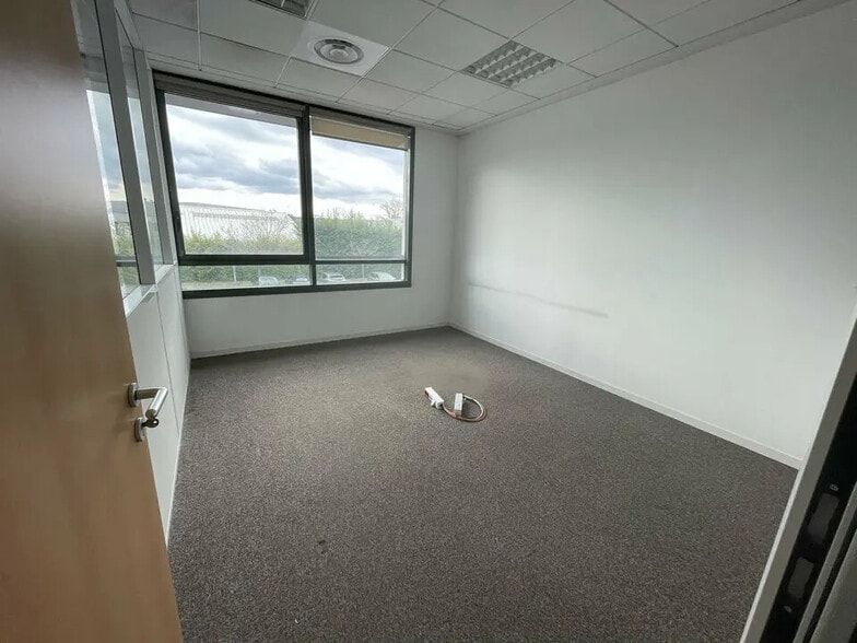 Bureau dans CHAMPAGNE-AU-MONT-D'OR à louer - Photo intérieure - Image 3 de 12