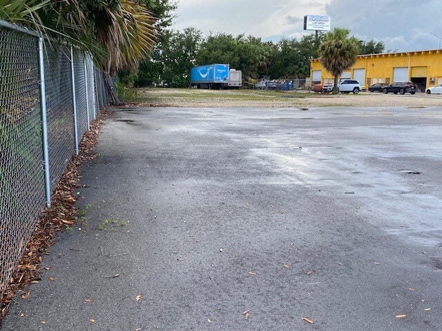 3954 Byron Dr, Riviera Beach, FL for lease - Building Photo - Image 2 of 3