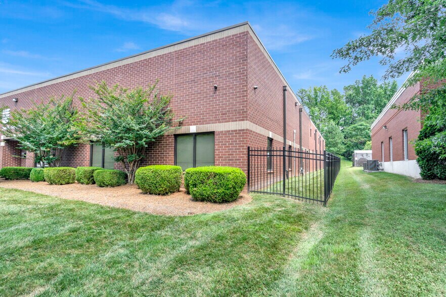 2311 Executive St, Charlotte, NC à vendre - Photo du bâtiment - Image 2 de 16