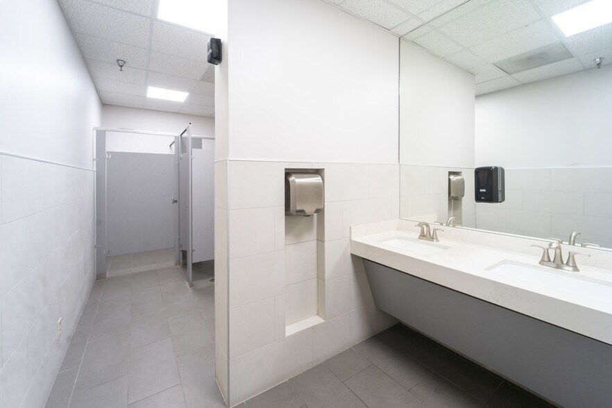 7447 Harwin Dr, Houston, TX à louer - Photo du bâtiment - Image 3 de 18
