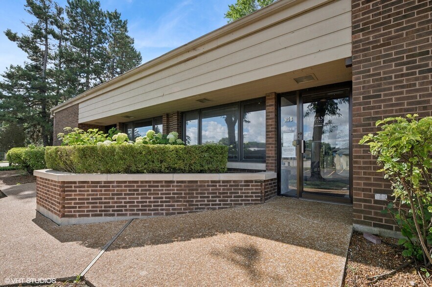 915 N Milwaukee Ave, Libertyville, IL à louer - Photo du bâtiment - Image 2 de 23