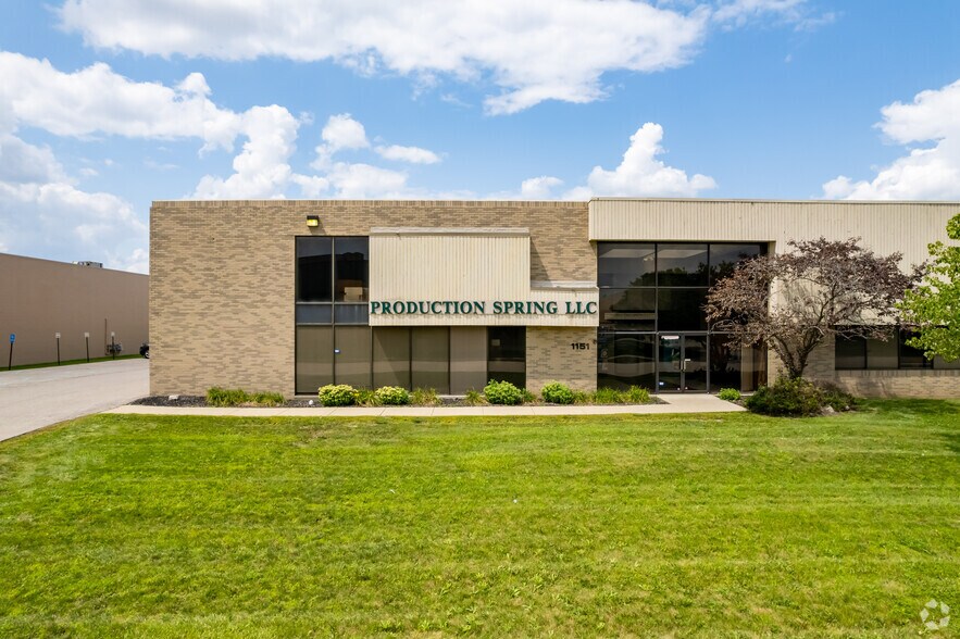 1151 Allen Dr, Troy, MI à louer - Photo du bâtiment - Image 3 de 12