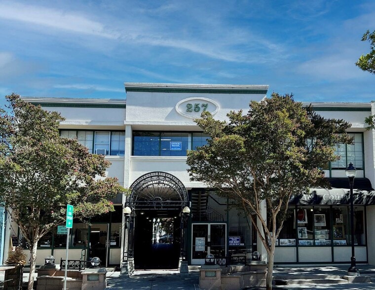 257 Castro St, Mountain View, CA à louer - Photo du bâtiment - Image 2 de 10
